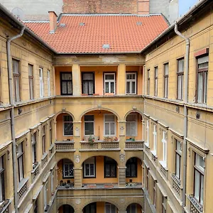 home-in-the-centre-of-budapest.inbudapesthotels.com/